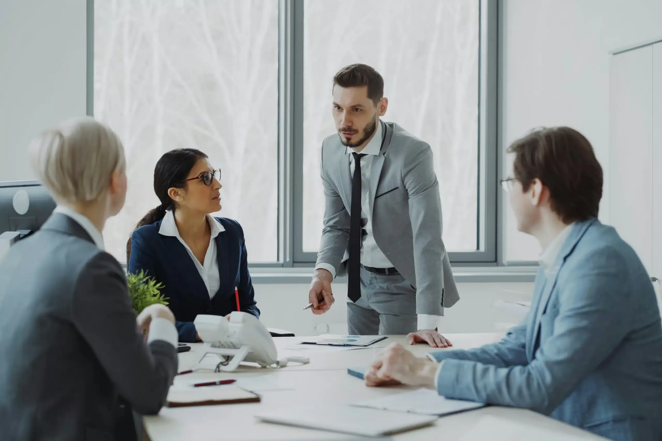 Socios de una empresa reunidos en una mesa de juntas revisando las reglas del acuerdo entre accionistas